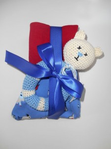 myneedleworks_Geschenk_verpackt_Babyhose_Kinderspielzeug