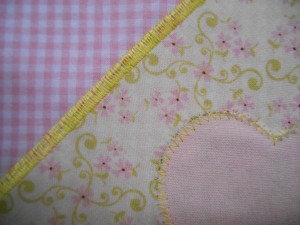 myneedleworks_Kirschkernkissen_Karoapplikati_Nahaufnahme