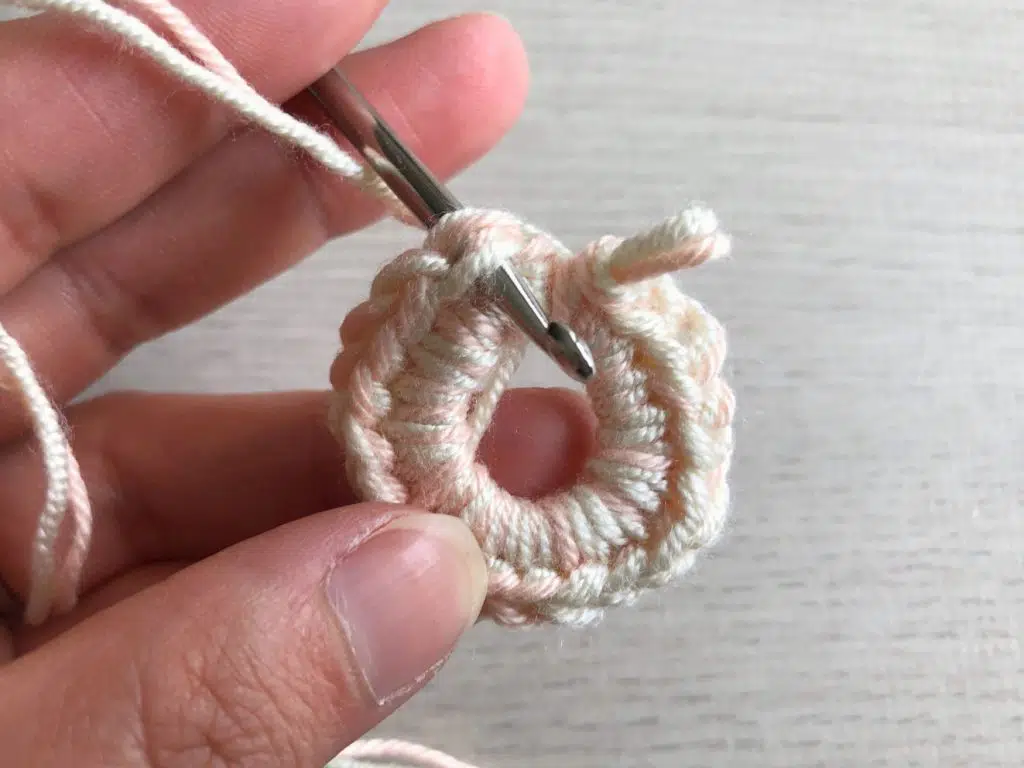 Topflappen häkeln, kostenlose Häkelanleitung von myneedleworks, Fadenring schließen