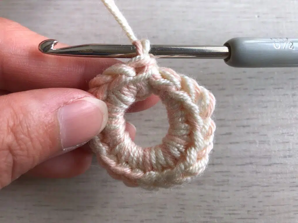 Topflappen häkeln, kostenlose Häkelanleitung von myneedleworks, Fadenring schließen