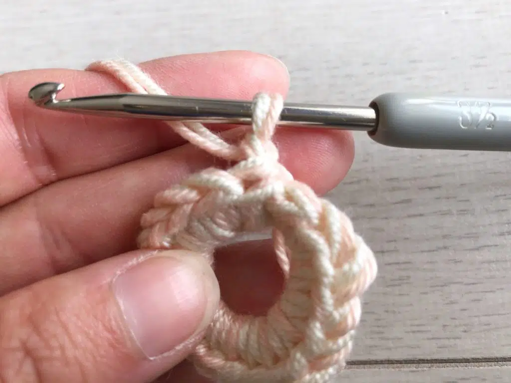 Topflappen häkeln, kostenlose Häkelanleitung von myneedleworks, Fadenring schließen
