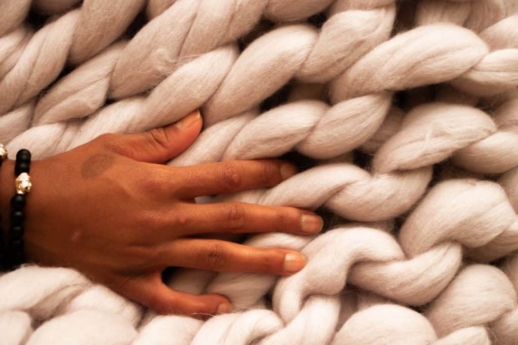 Welche Wolle für was? Kleine Materialkund zum Thema Wolle | Kreativblog myneedleworks | Foto von Seyi Ariyo on Unsplash