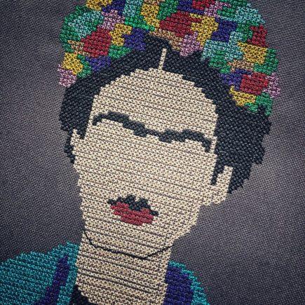 Vom Stoff zur Kunst: Wie du den perfekten Kreuzstich stickst | Blogbeitrag auf Kreativblog myneedleworks | Frida Kahlo