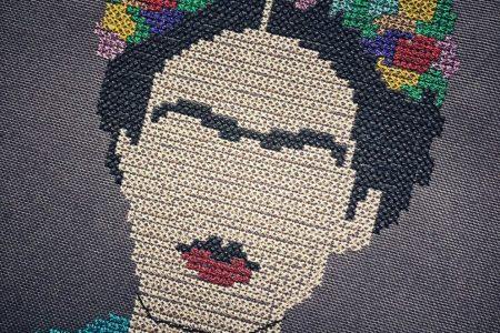 Vom Stoff zur Kunst: Wie du den perfekten Kreuzstich stickst | Blogbeitrag auf Kreativblog myneedleworks | Frida Kahlo