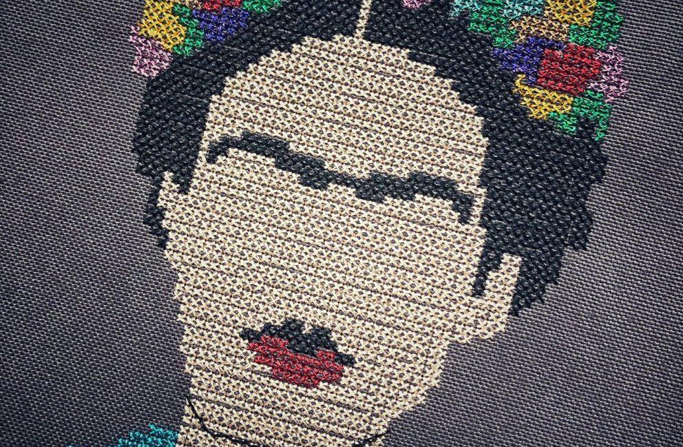 Vom Stoff zur Kunst: Wie du den perfekten Kreuzstich stickst | Blogbeitrag auf Kreativblog myneedleworks | Frida Kahlo