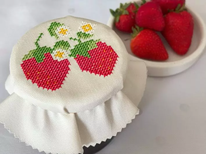 Erdbeeren sticken: Marmeladendeckchen selber machen und besticken | Stickdatei und Stickvorlage | Kreuzstich | Kreativblog myneedleworks