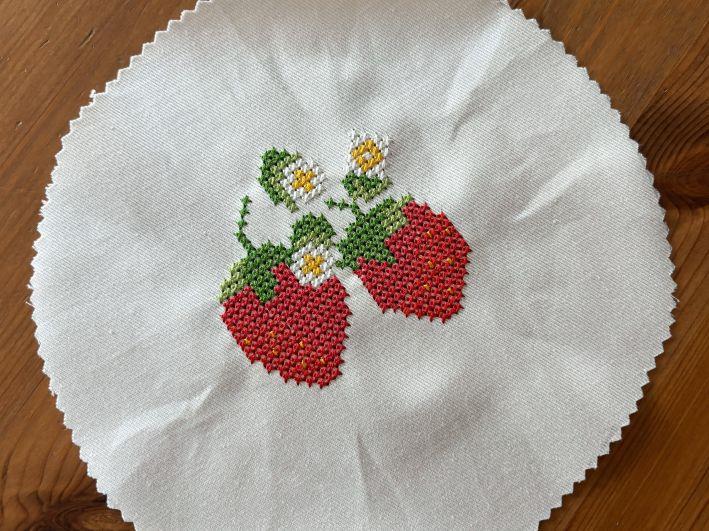 Erdbeeren sticken: Marmeladendeckchen selber machen und besticken | Stickdatei und Stickvorlage | Kreuzstich | Kreativblog myneedleworks