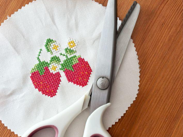 Erdbeeren sticken: Marmeladendeckchen selber machen und besticken | Stickdatei und Stickvorlage | Kreuzstich | Kreativblog myneedleworks