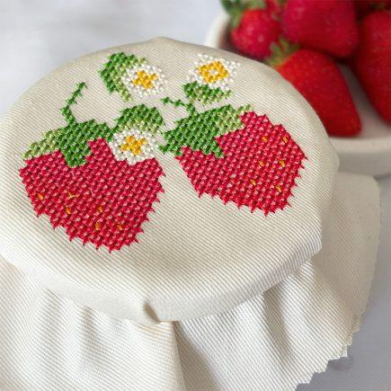 Erdbeeren sticken: Marmeladendeckchen selber machen und besticken | Stickdatei und Stickvorlage | Kreuzstich | Kreativblog myneedleworks