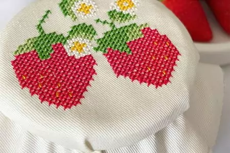 Erdbeeren sticken: Marmeladendeckchen selber machen und besticken | Stickdatei und Stickvorlage | Kreuzstich | Kreativblog myneedleworks