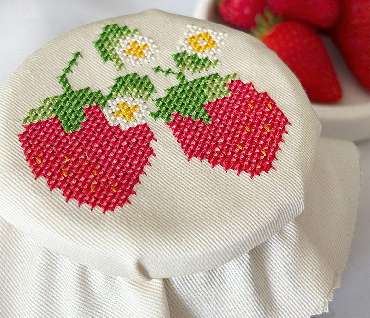 Erdbeeren sticken: Marmeladendeckchen selber machen und besticken | Stickdatei und Stickvorlage | Kreuzstich | Kreativblog myneedleworks