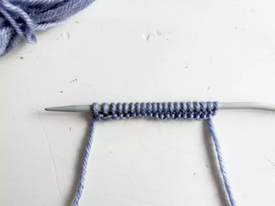 Stricken lernen: rechte und linke Maschen stricken | Kreativblog myneedleworks