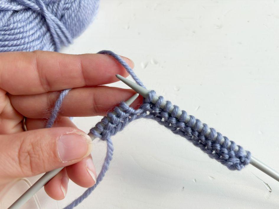Stricken lernen: rechte und linke Maschen stricken | Kreativblog myneedleworks