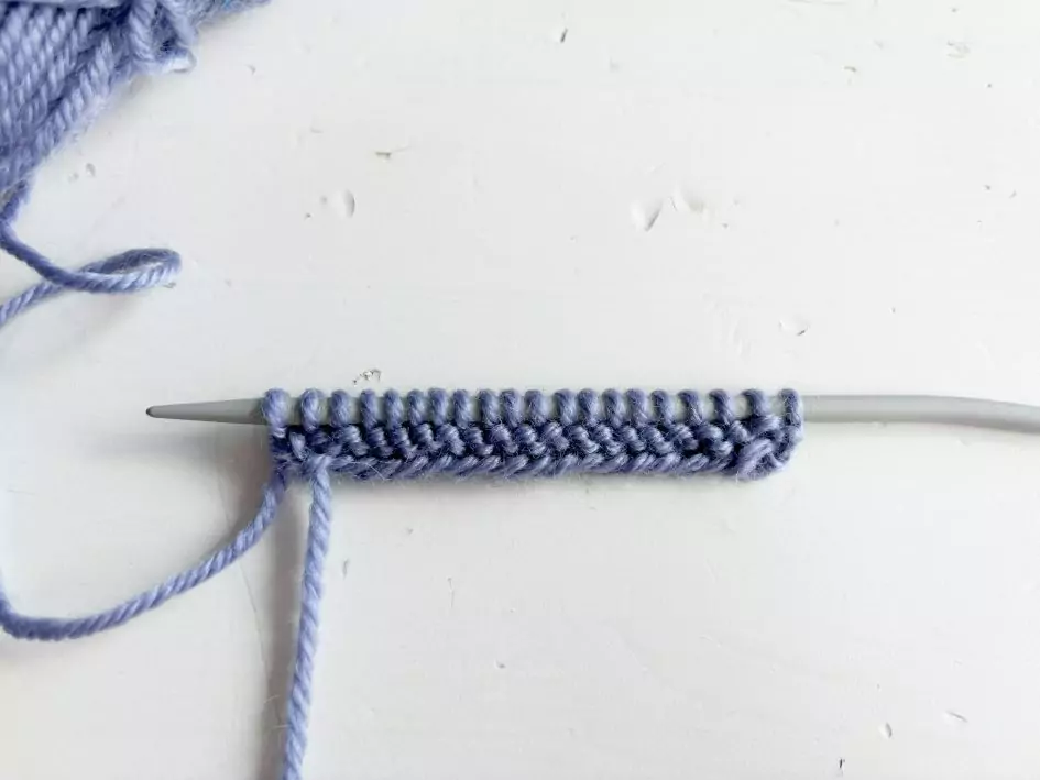 Stricken lernen: rechte und linke Maschen stricken | Kreativblog myneedleworks