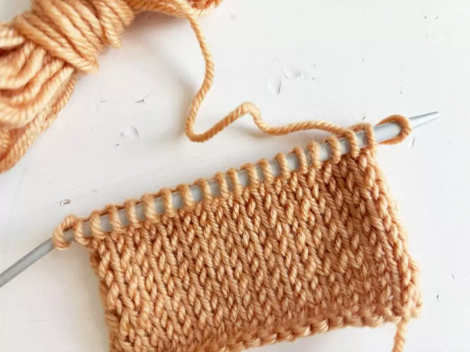 Stricken lernen: rechte und linke Maschen stricken | Kreativblog myneedleworks