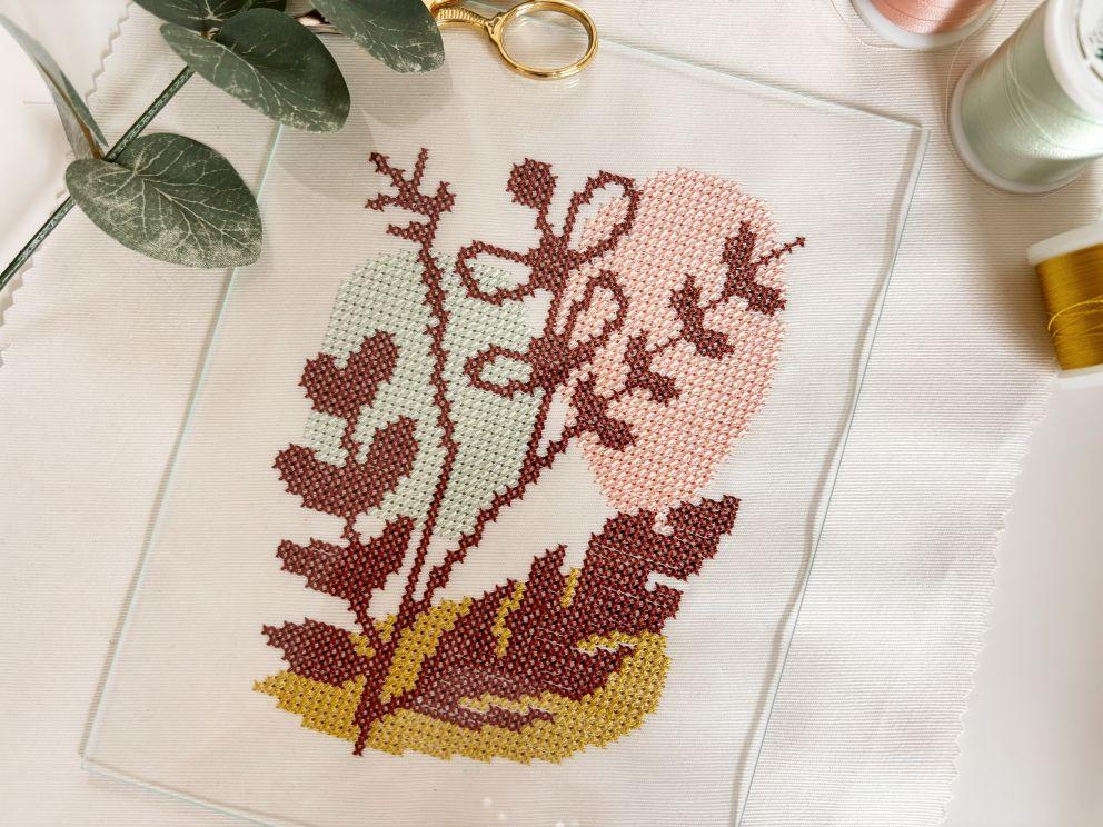 Blumen sticken | Vom Stoff zur Kunst: Wie du den perfekten Kreuzstich stickst | Blogbeitrag auf Kreativblog myneedleworks