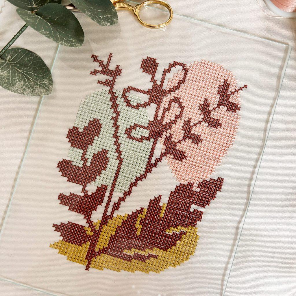 Minimalistische Blumen sticken im Kreuzstich | Line Art sticken | Stickdatei und Stickvorlage | erhältlich bei makerist und CrazyPatterns | Kreativblog myneedleworks